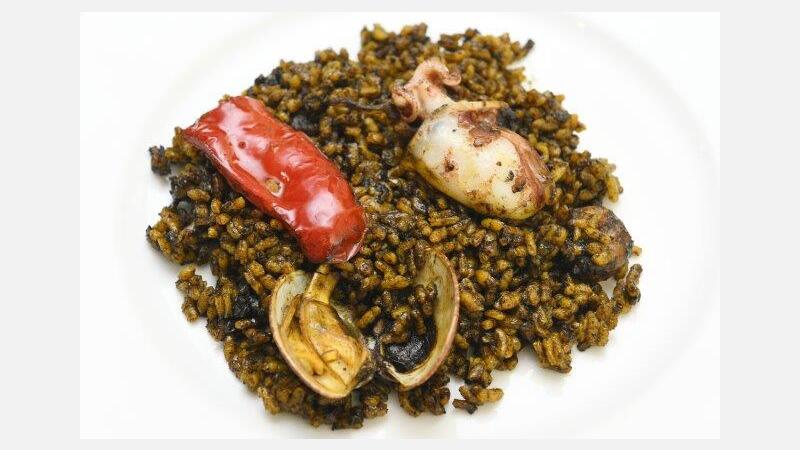 Arroz negro con sepionet y almejas